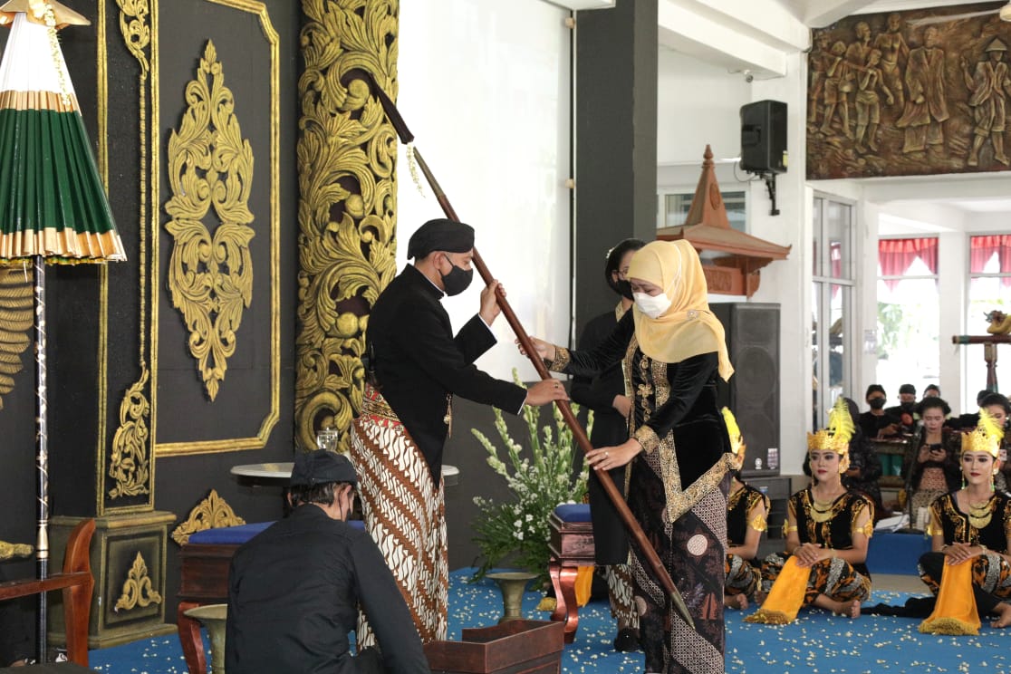 Gubernur Khofifah saat menghadiri Peringatan Hari Jadi ke-277 Kab. Pacitan di Pendopo Agung Kab. Pacitan, Sabtu (19/2).