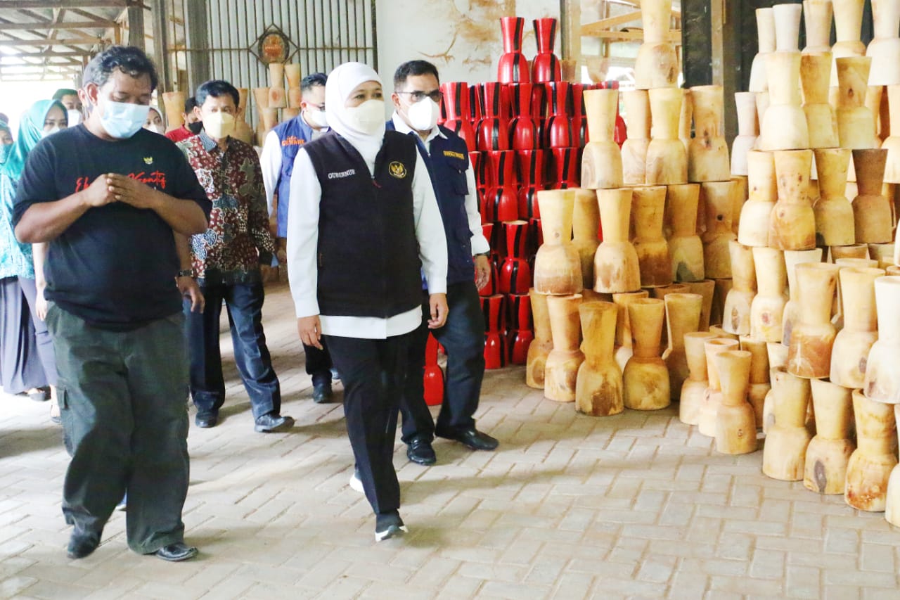 Gubernur Khofifah Dukung Penuh IKM Kendang Djimbe Blitar Diusulkan Sebagai Desa Devisa ke LPEI Untuk Meluaskan Pasar Internasional