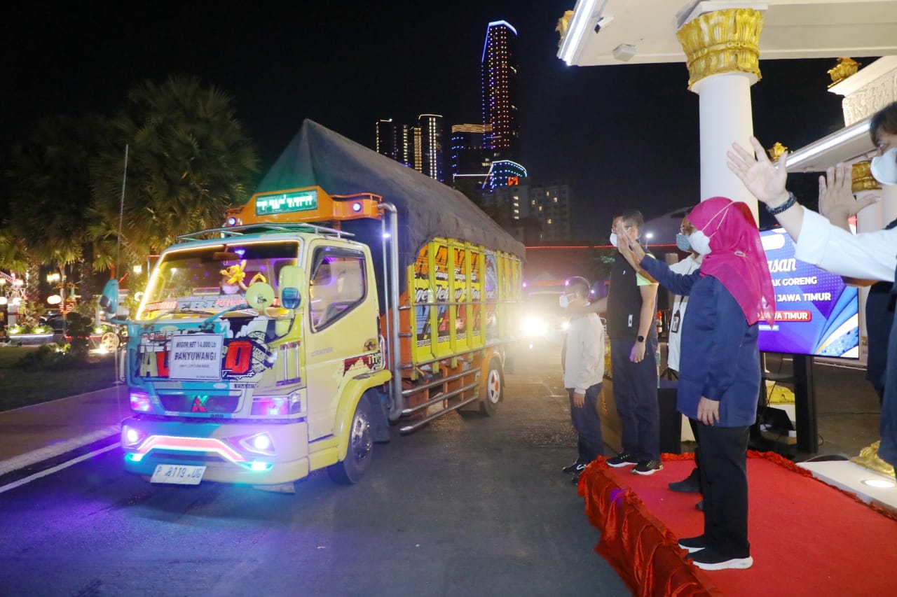 Gubernur Jawa Timur, Khofifah Indar Parawansa saat melepaskan 20 truk pengangkut minyak goreng 3.500 ton minyak goreng di Gedung Negara Grahadi, Kamis (3/3) malam. 