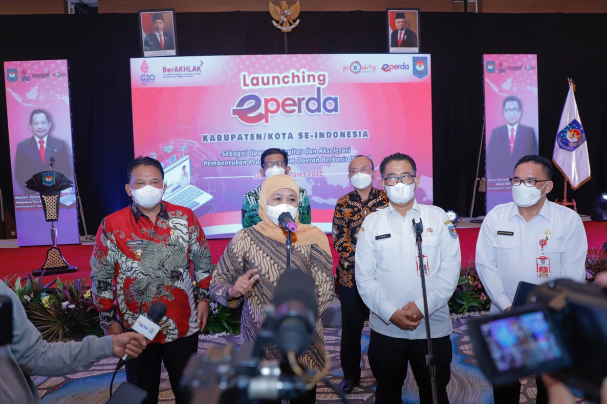 Khofifah saat memberikan sambutan mewakili 27 Gubernur di Indonesia pada Launching Aplikasi e-perda Kab/Kota se-Indonesia di Hotel Acacia Jakarta Pusat, Rabu (9/3).
