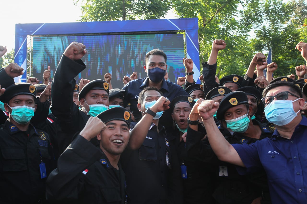 Ketua Umum Garda Pemuda NasDem, Prananda Surya Paloh usai pembaretan kepada ratusan peserta diklatsar angkatan I Baret Rescue Garda Pemuda NasDem Jatim, di Wego, Lamongan, Jumat (11/3/2022). 