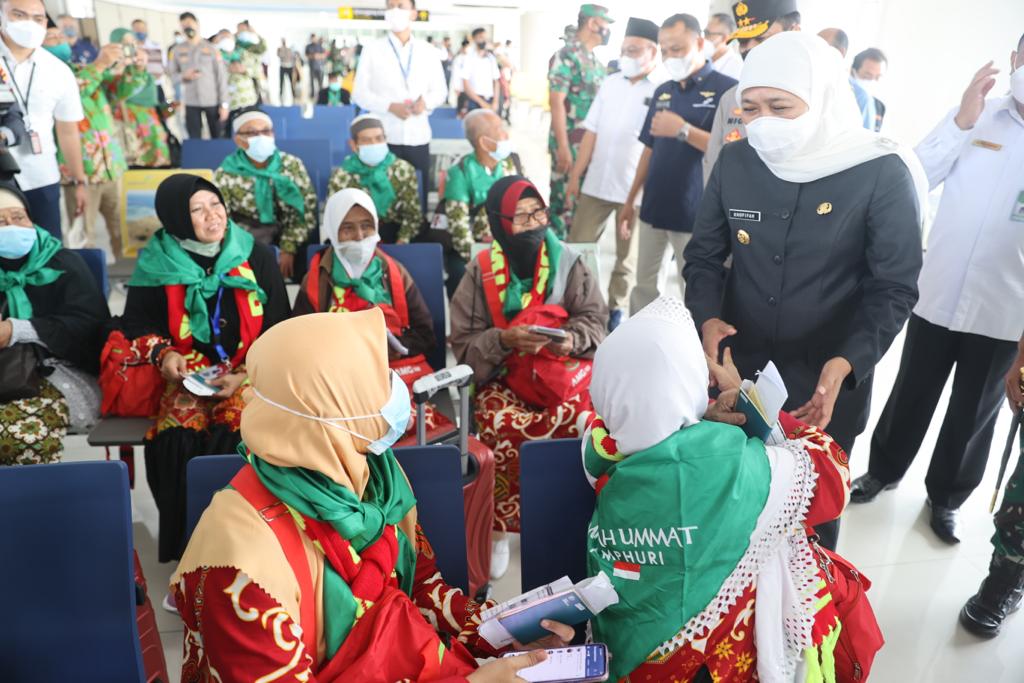 Gubernur Jawa Timur, Khofifah Indar Parawansa saat menyapa jamaah umroh di Terminal 2 Bandara Juanda, Selasa(17/3/2022).