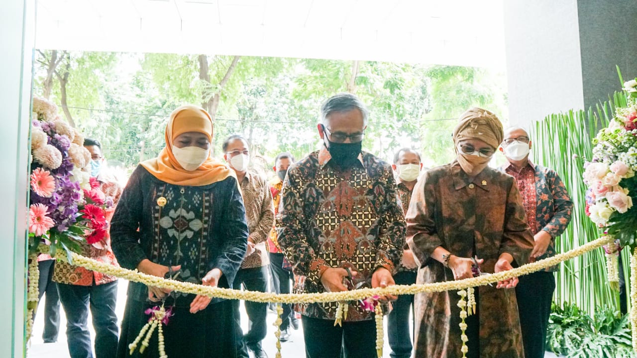 Ketua Dewan Komisioner Otoritas Jasa Keuangan Wimboh Santoso, Gubernur Jawa Timur Khofifah Indar Parawansa (kiri) dan anggota DPR Komisi XI Indah Kurnia meresmikan Gedung Kantor OJK Regional 4 Provinsi Jawa Timur, di Surabaya, Selasa (15/3/2022).