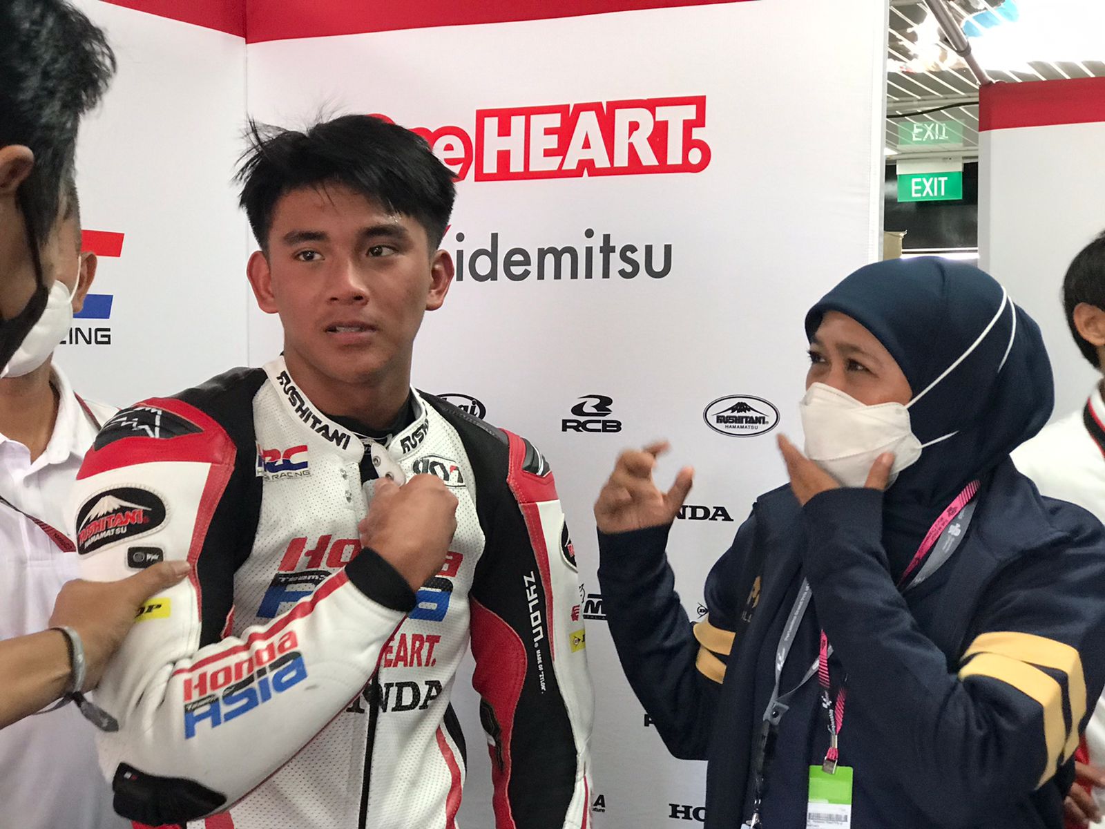 Gubernur Khofifah dan Mario Aji di Sirkuit Pertamina Grand Prix Mandalika, NTB, Minggu (20/3/2022).