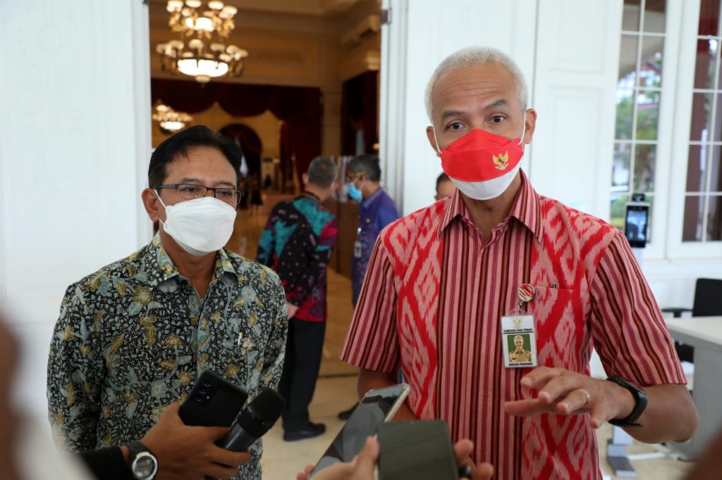 Gubernur Jawa Tengah Ganjar Pranowo dan Kepala OJK Regional 3 Jateng-DIY, Aman Santosa pada Rapat Koordinasi Daerah dan Pleno TPKAD Se-Jawa Tengah, di Kantor Otoritas Jasa Keuangan Regional 3 Jateng-DIY, di Kota Semarang, Selasa (22/3/2022).