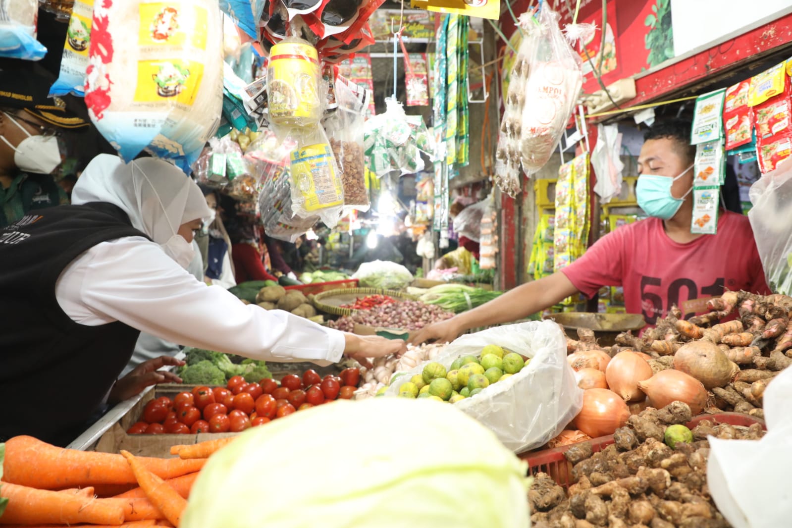 Gubernur Khofifah blusukan mengecek kondisi riil harga dan suplai bahan pokok di Pasar Larangan Kabupaten Sidoarjo, Sabtu (2/4) 