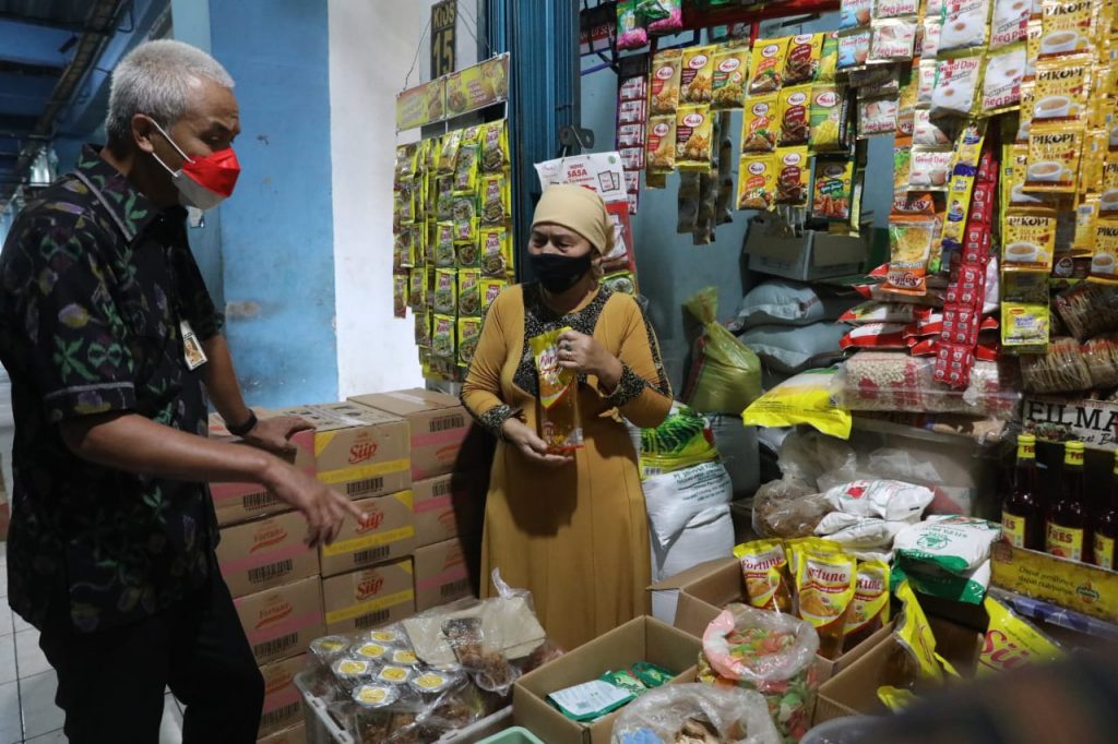 Gubernur Jawa Tengah, Ganjar Pranowo melakukan sidak ke Pasar Bulu Kota Semarang. 