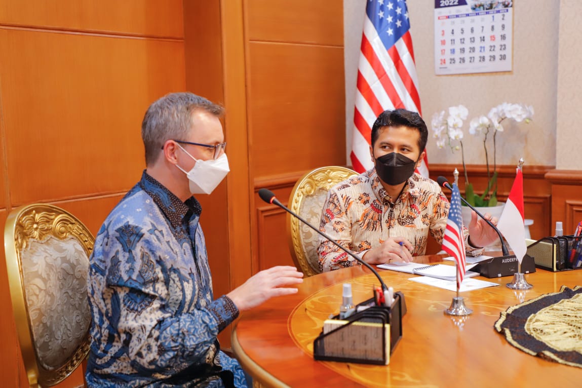 Wakil Gubernur Jawa Timur Emil Elestianto Dardak menerima kunjungan Konsulat Jenderal Amerika Serikat di Surabaya Jonathan Alan di Gedung Negara Grahadi, Surabaya, Kamis (7/4). 
