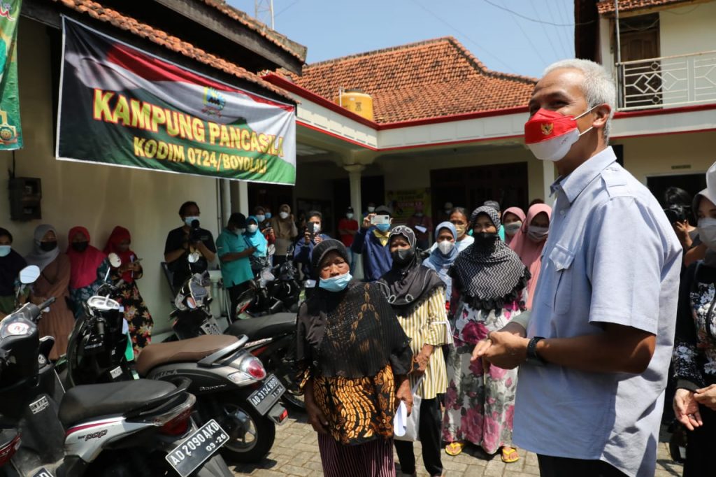 Ganjar menyempatkan diri mengecek pembagian Bantuan Langsung Tunai (BLT) minyak goreng di Desa Metuk Kecamatan Mojosongo, Boyolali, Jumat (15/4/2022).