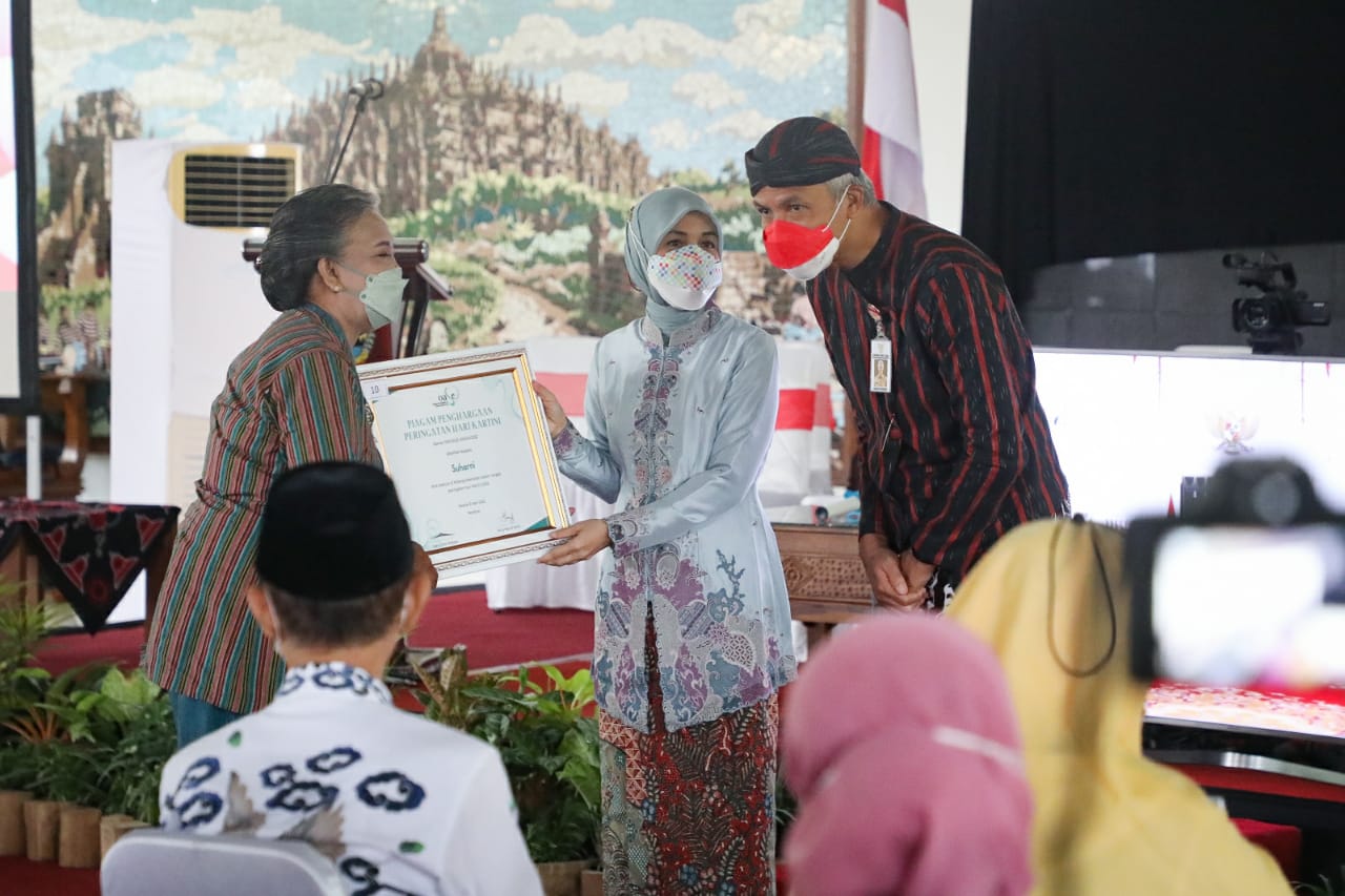 Ketua Tim Penggerak PKK Jawa Tengah Atikoh Ganjar Pranowo, didampingi Gubernur Jateng Ganjar Pranowo saat menyerahkan penghargaan Perempuan Berjasa dan Berprestasi oleh Organisasi Aksi Solidaritas Era (OASE) Kabinet Indonesia Maju , Kamis (21/4/2022)