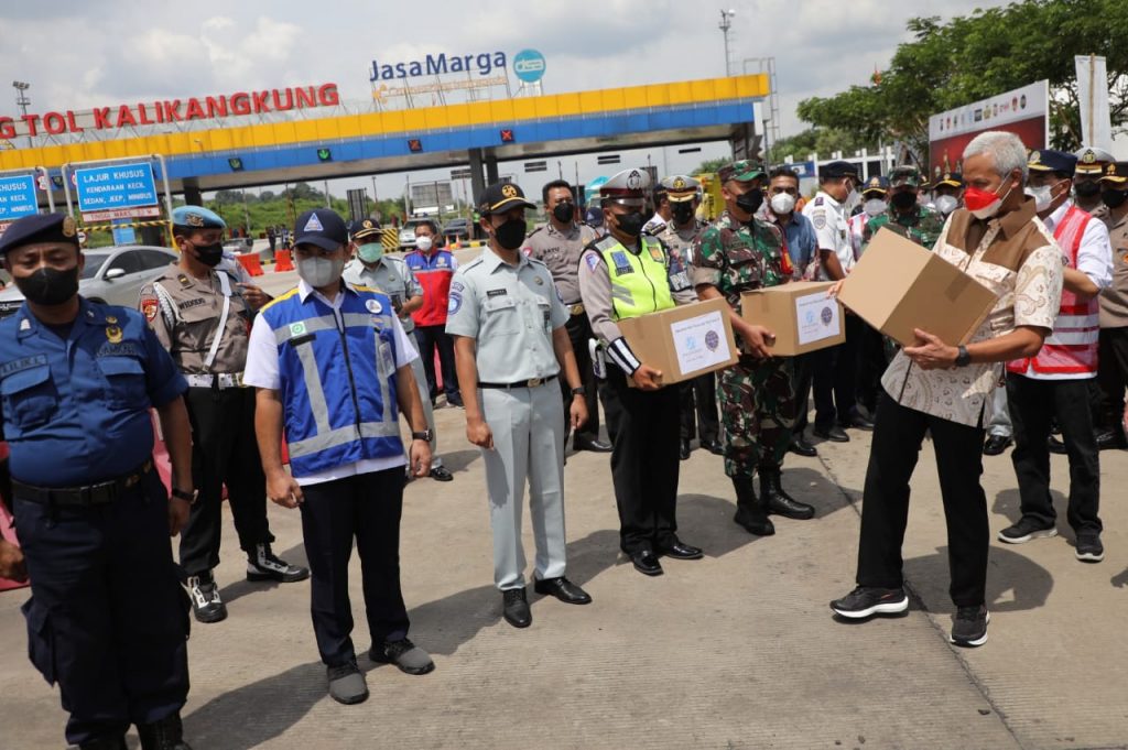 Ganjar saat mendampingi Menteri Perhubungan RI dan Menko Bidang Pembangunan SDM RI saat peninjauan Tol Kalikangkung, Sabtu (23/4/2022