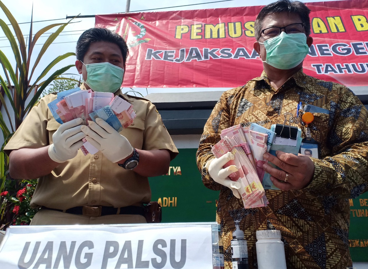 Polisi mengimbau masyarakat Temanggung meningkatkan kewaspadaan peredaran uang palsu menjelang Lebaran. 
