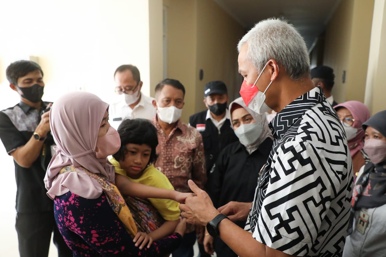  Gubernur Jateng Ganjar Pranowo berdialog dengan Royta dan Putri  bernama Chelsielia Putri Aguista pada acara pembagian paket sembako kepada buruh yang tinggal di Rusunawa Kaligawe dan Sawah Besar, Kota Semarang, Rabu (27/4/2022).