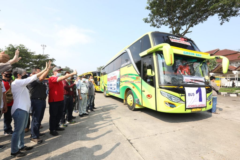 Sekitar 1.056 orang warga Jawa Tengah mengikuti program Balik Gratis Pemprov Jateng, di Terminal Bulupitu Purwokerto, Kabupaten Banyumas, Sabtu (7/5/2022).