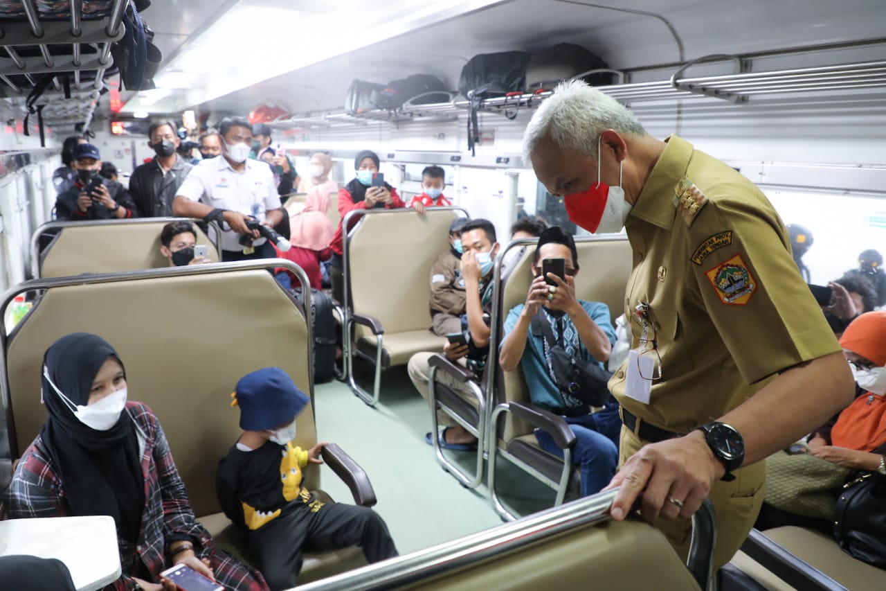  Gubernur Jawa Tengah Ganjar Pranowo  saat mengecek situasi di Stasiun Poncol Semarang, Senin (9/5/2022)