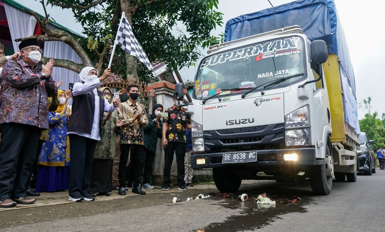 Gubernur Jatim Khofifah Indar Parawansa melepas ekspor perdana 12 ton kopi Excelsa komoditas khas Wonosalam, Kabupaten Jombang ke Malaysia. Pelepasan ekspor perdana kopi Excelsa itu dihelat di depan Kantor Koperasi Wonosalam Jombang, Dusun Pucangrejo Desa