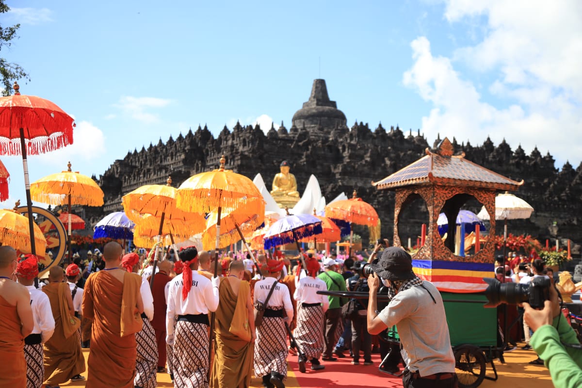 Ribuan umat Buddha Indonesia menggelar pawai dan arak-arakan dari Candi Mendut menuju Candi Agung Borobudur. Prosesi pawai mengiringi api suci, air berkah dan hasil alam itu diikuti berbagai majelis Buddha di Indonesia