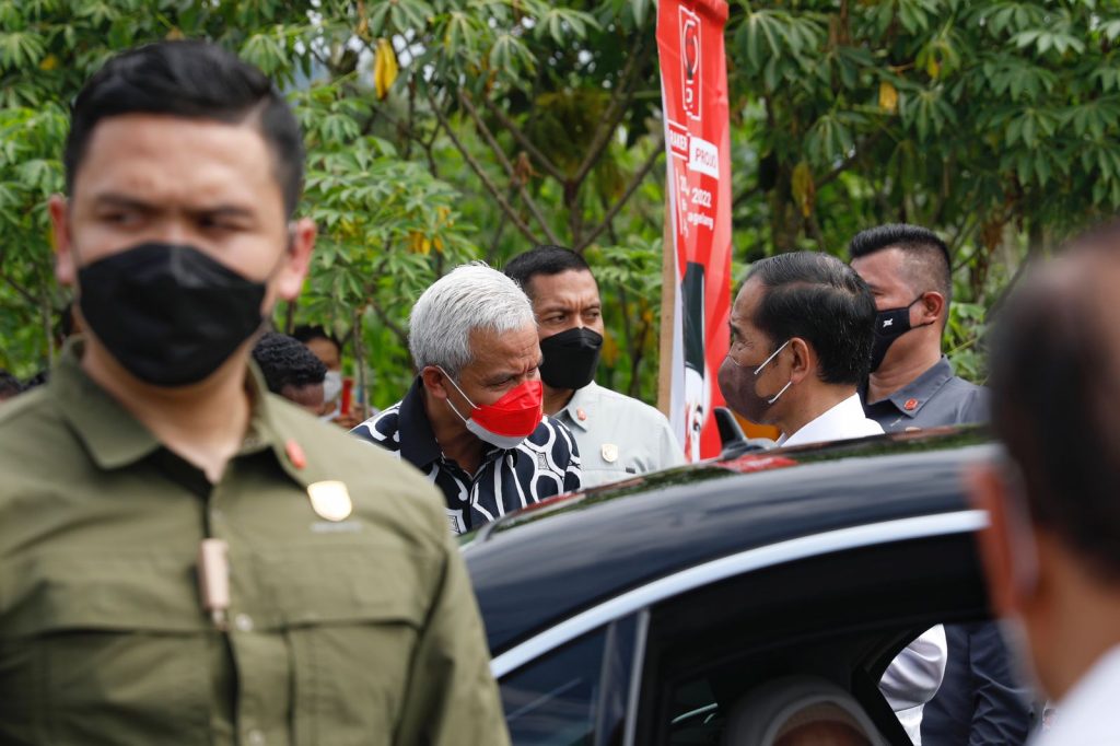 Gubernur Jawa Tengah, Ganjar Pranowo mendampingi kunjungan kerja Presiden RI Joko Widodo di Magelang, Sabtu (21/5/2022).