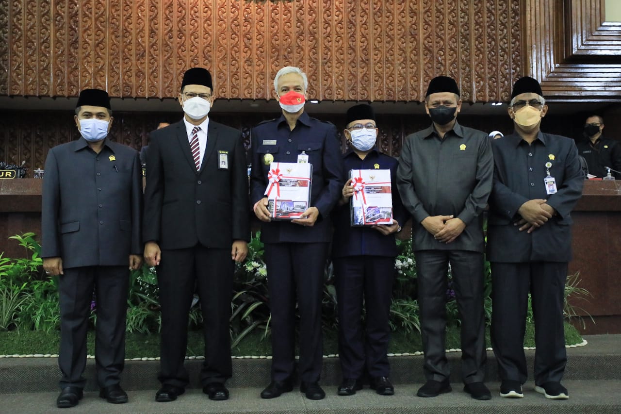 Gubernur Jawa Tengah Ganjar Pranowo dan Wakil Ketua DPRD Jateng Sukirman, menerima langsung Laporan Hasil Pemeriksaan LKPD 2021, dari Kepala BPK RI Perwakilan Jateng Ayub Amali. Penyerahan Opini WTP dilakukan saat sidang Paripurna DPRD Jateng, di Gedung B