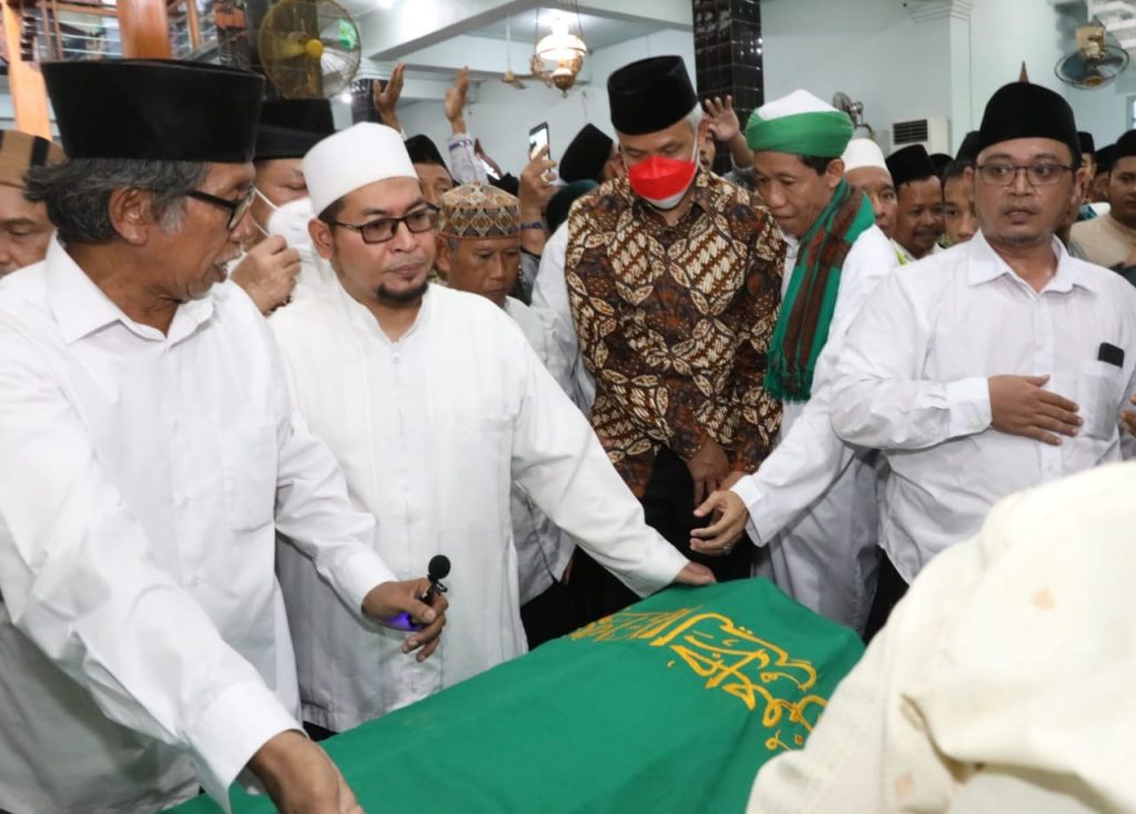 Gubernur Jawa Tengah Ganjar Pranowo menyampaikan belasungkawa dan merasa kehilangan sosok KH Dimyati Rois. Mustasyar Pengurus Besar Nahdlatul Ulama (PBNU) tersebut meninggal dunia di Rumah Sakit Telogorejo Semarang, Jumat (10/6/2022) 