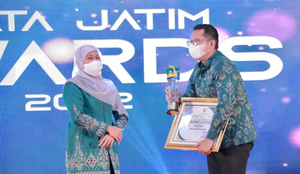 Gubernur Khofifah Beri Penghargaan Sata Jatim Awards 2022
