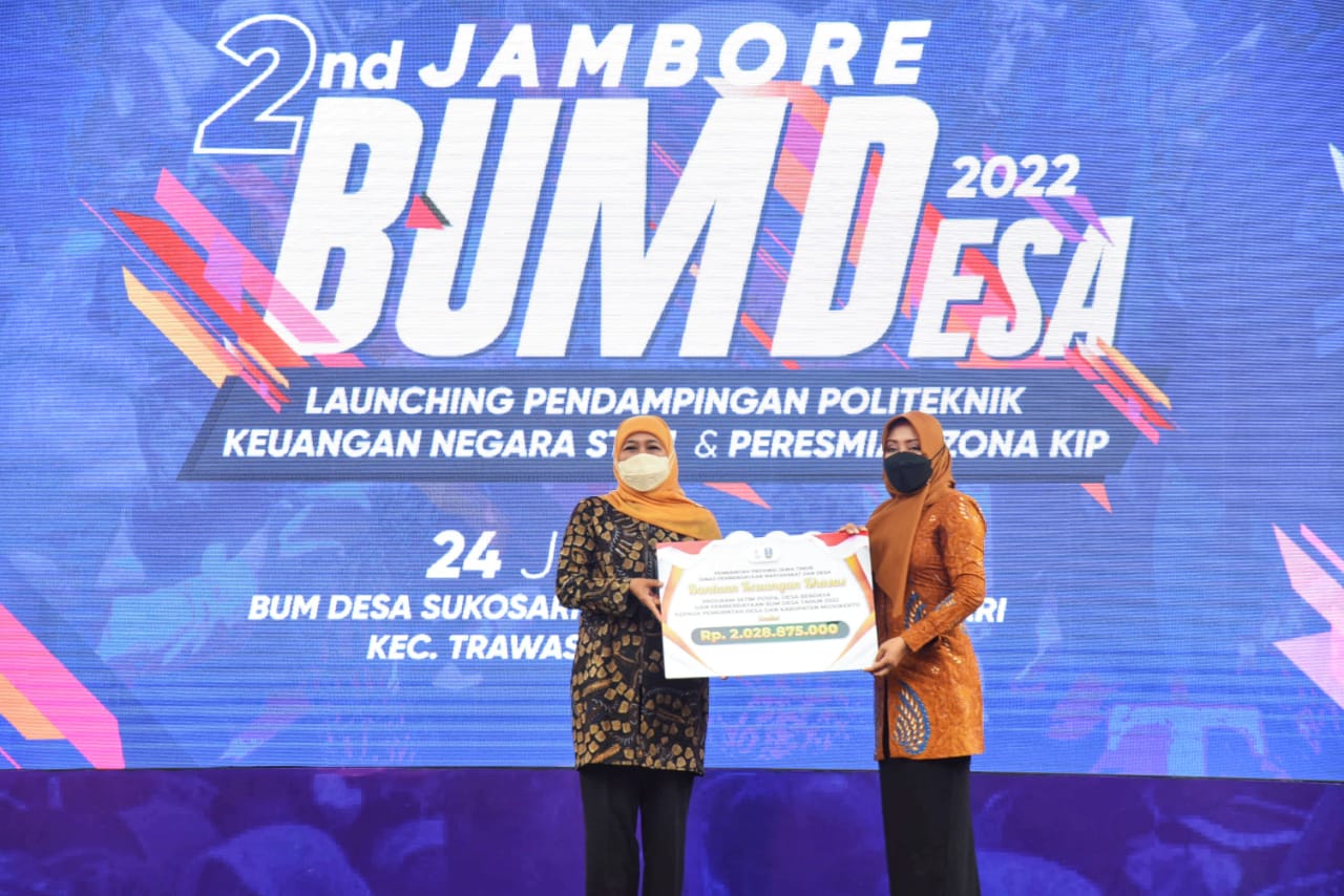 Gubernur Jawa Timur Khofifah Indar Parawansa mengukuhkan Forum Badan Usaha Milik Desa (BUM Desa) Jatim periode 2022 - 2024