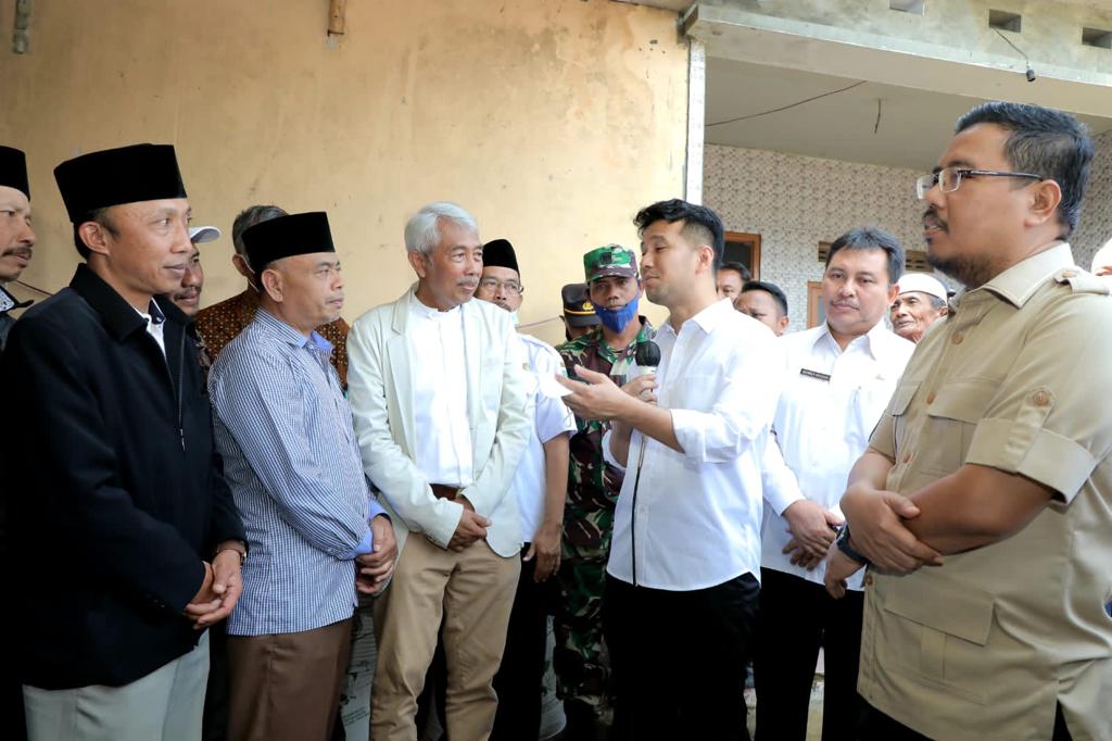 Plt Gubernur Jatim Emil Elestianto Dardak mengunjungi kandang sapi milik Mulyono di Desa Tutur, Kecamatan Tutur, Kabupaten Pasuruan. Seluruh sapi ternak di kandang Mulyono terserang Penyakit Mulut dan Kuku (PMK).

