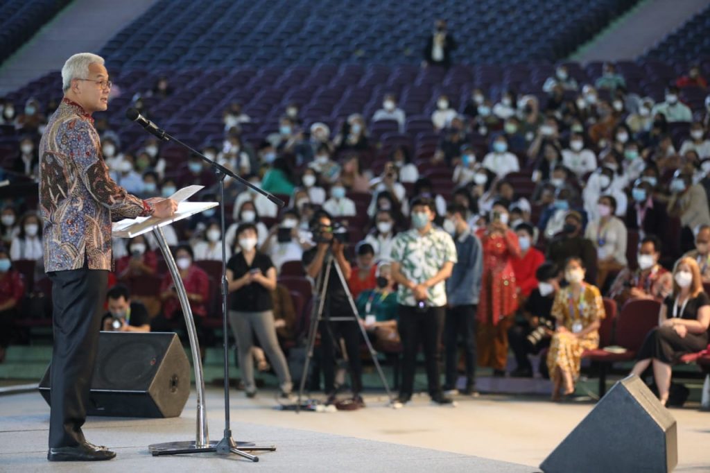 Gubernur Jawa Tengah Ganjar Pranowo membacakan pesan damai dari Indonesia untuk dunia dalam penutupan Minnonite World Conference (MWC) ke-17, di Holy Stadium, Minggu (10/7/2022).