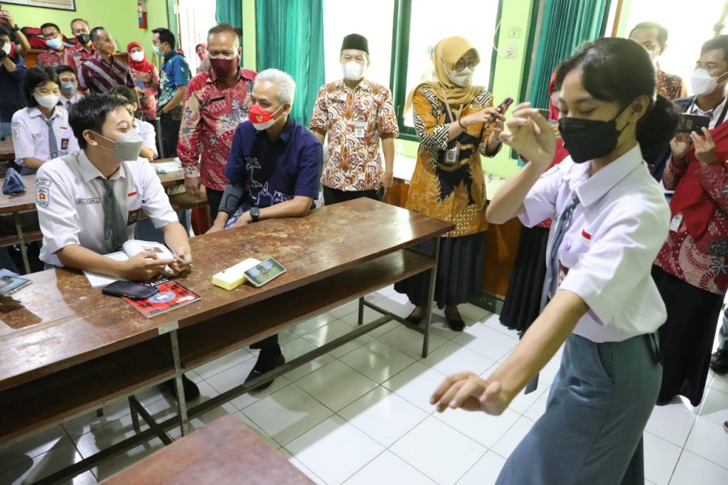 dua siswi SMAN 1 Klaten bernama Angela Devina Reva dan Veronika Octarina Cahya Putri, Rabu (13/7/2022) saat tampil di hadapan Gubernur Jawa Tengah Ganjar Pranowo 