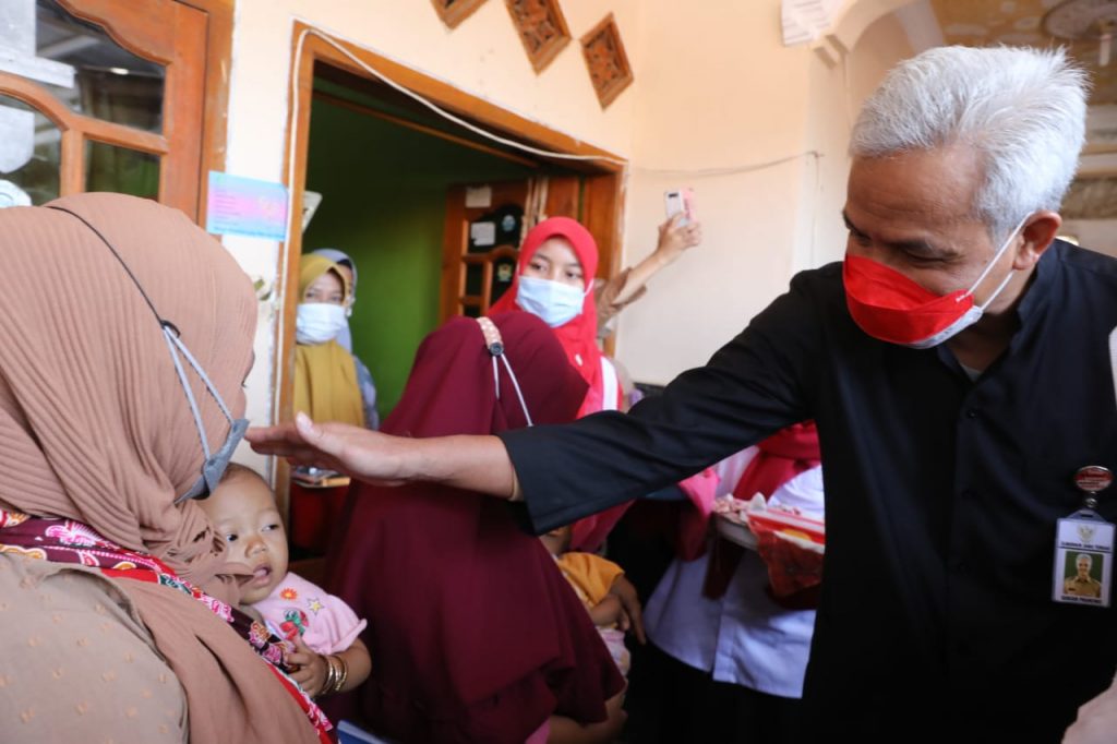 Gubernur Jawa Tengah Ganjar Pranowo berburu balita dua tahun (baduta) dan ibu hamil dengan risiko tinggi, di Kabupaten Brebes, Kamis (21/7/2022). 