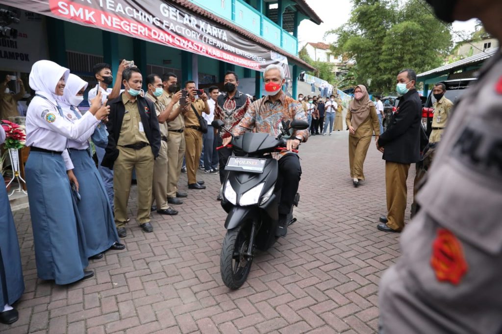 Gubernur Jawa Tengah Ganjar Pranowo saat mencoba sepeda motor listrik inovasi pelajarSMKN 2 Bawang Kabupaten Banjarnegara