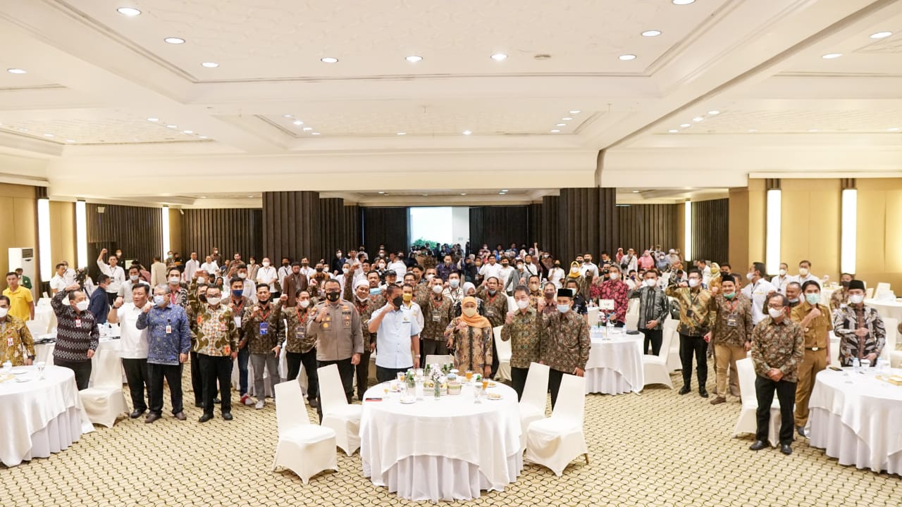 Gubernur Khofifah saat menghadiri rapat kerja daerah DPD Himperra tahun 2022 di Ballroom Isyana, Hotel Bumi Surabaya, Selasa (26/7) 