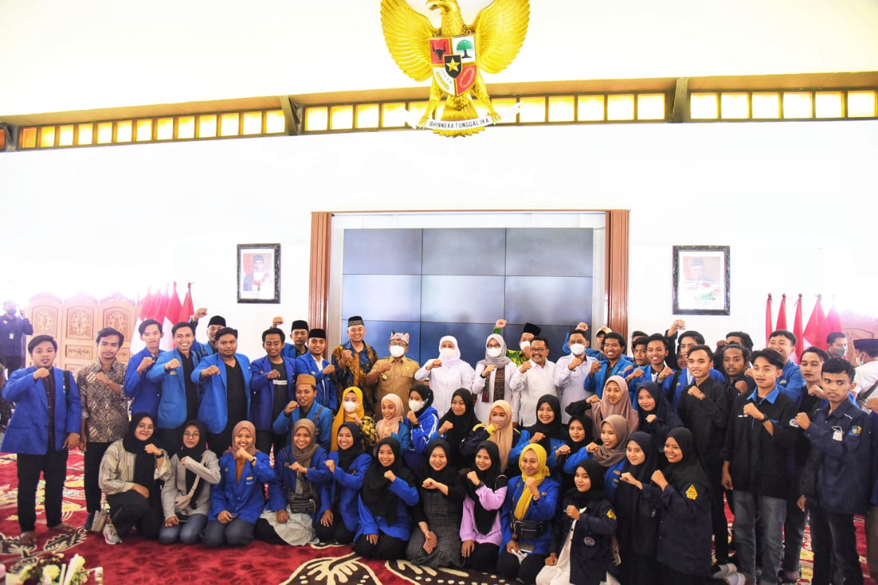  Gubernur Jatim Khofifah Indar Parawansa saat menghadiri sarasehan Pergerakan Bersama dengan tema "Pembangunan dan Demokrasi dalam Harmoni Pergerakan". Penyelenggara PKC PMII Jawa Timur di Pendopo Banyuwangi, Selasa (23/8).