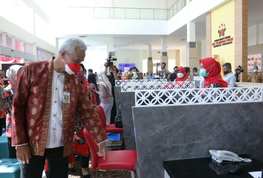 Gubernur Jawa Tengah Ganjar Pranowo meresmikan Mal Pelayanan Publik (MPP) Sevaka Bhakti Wijaya Kabupaten Sukoharjo, Kamis (25/8/2022).