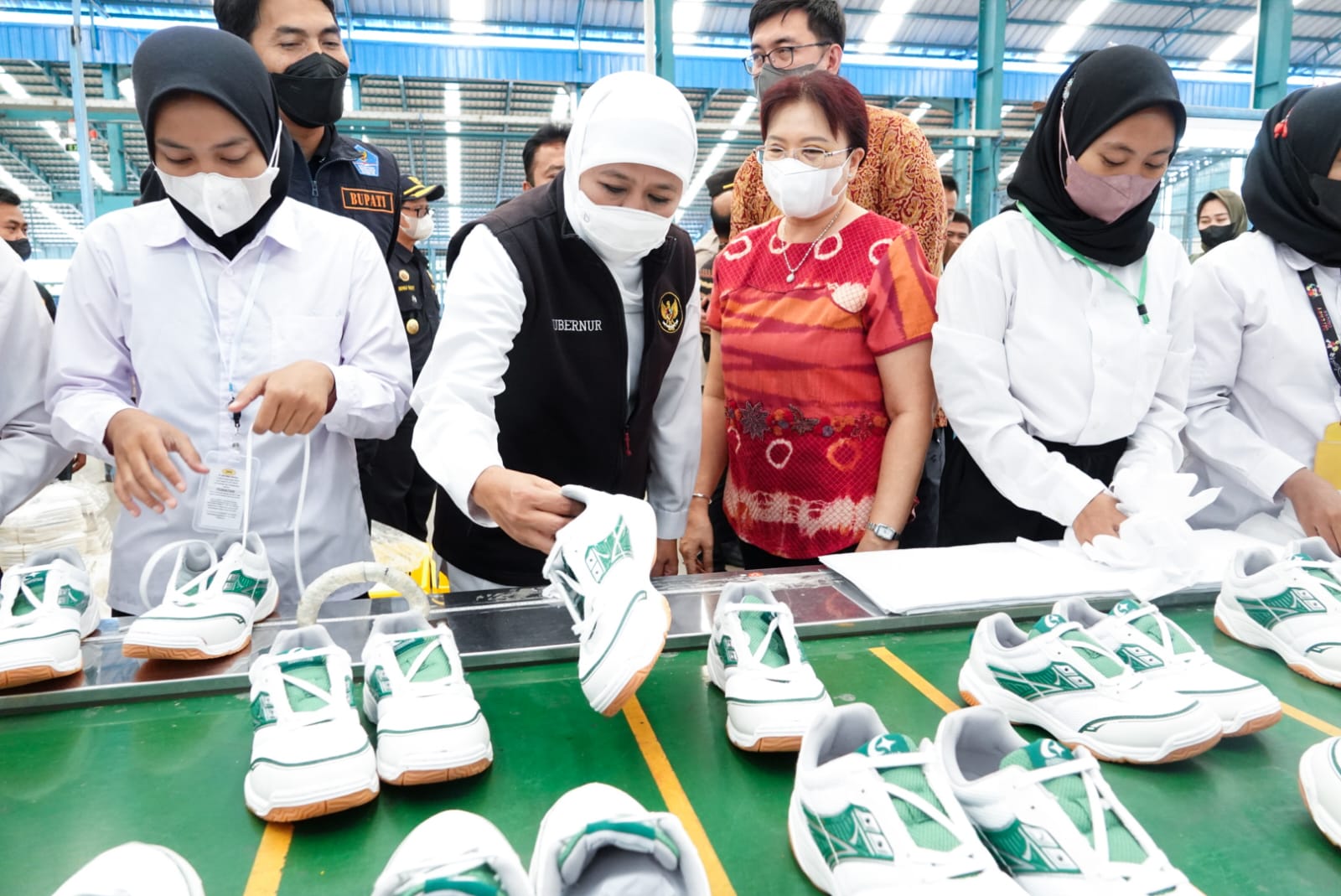 Gubernur Khofifah saat meninjau produksi di pabrik sepatu PT. DPS, Dusun Krapyak, Desa Purworejo, Kec. Pilangkenceng, Kab. Madiun, Jumat (26/8). 