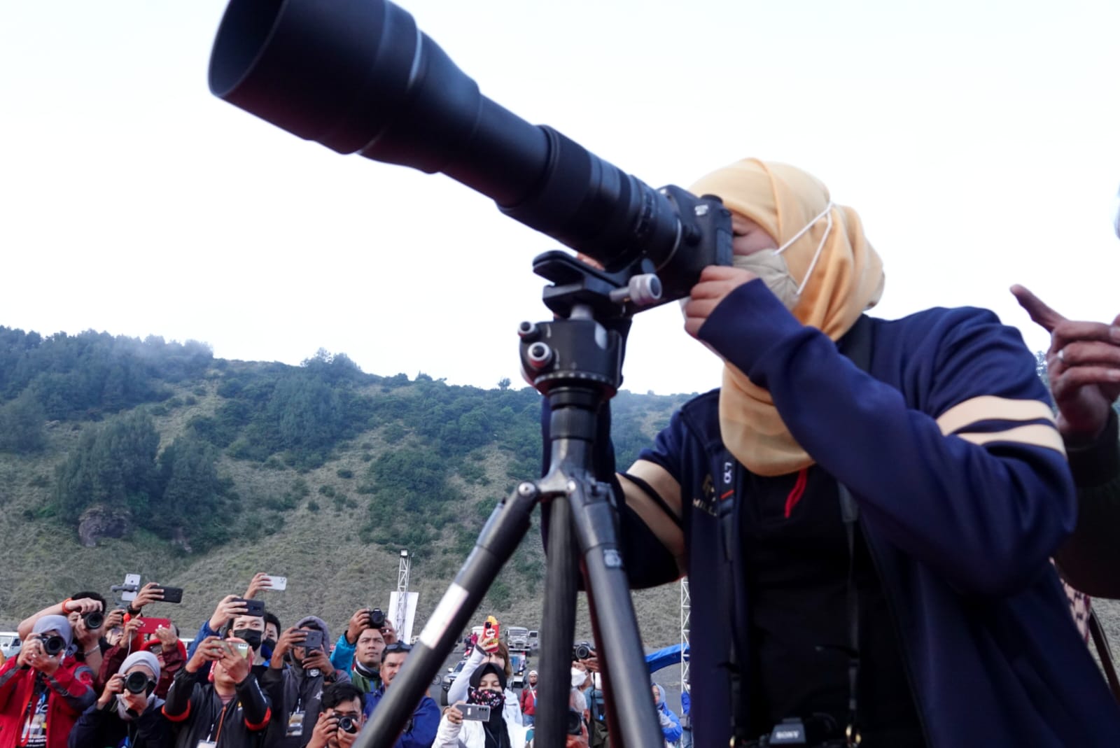Gubernur Jawa Timur Khofifah Indar Parawansa saat membuka Jambore Nasional Fotografer Indonesia (JNFI) 2022 di Pasir Berbisik, Gunung Bromo, Probolinggo, Jawa Timur, Jumat (26/8). 