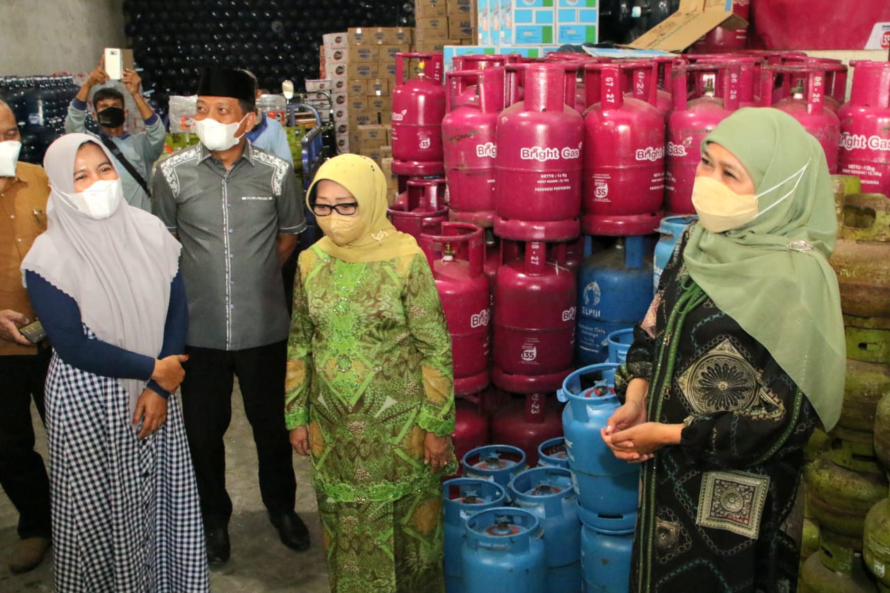 Gubernur Khofifah saat melakukan tinjauan ke salah satu Distributor LPG (Elpiji) 3 kg di Kabupaten Jombang yakni Toko Kemuning yang ada di Jalan Kemuning, Kab. Jombang, Sabtu (3/9). 