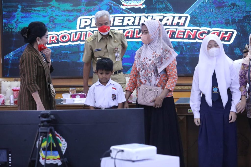 Ganjar usai menerima kunjungan kerja Komisi IX DPR RI masa persidangan I tahun 2022-2023, dalam rangka pengawasan terhadap tenaga kerja honorer, Senin (12/9/2022). 