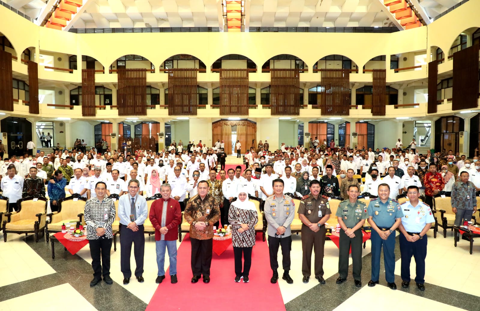 Sebanyak 300 perwakilan desa dan perwakilan kepala daerah se Jawa Timur hadir langsung dan lainnya hadir virtual dalam Sosialisasi dan Bimtek Desa Anti Korupsi yang diinisiasi oleh KPK RI di Gedung Islamic Center Surabaya, Rabu (14/9). 