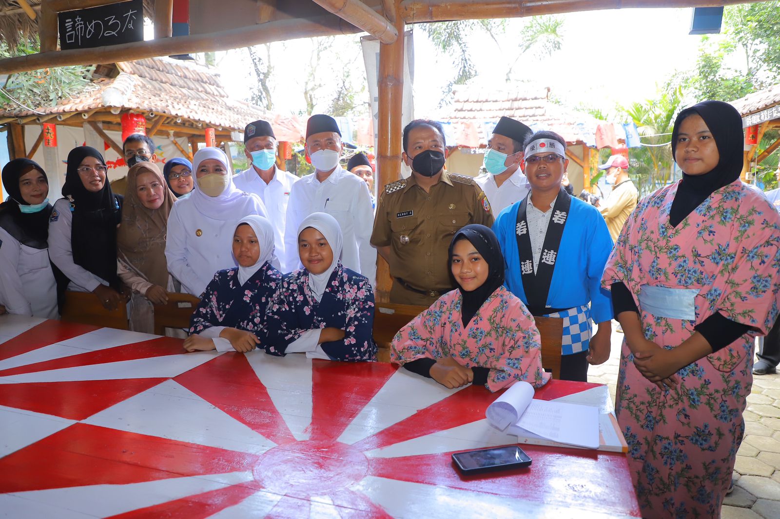 Gubernur Khofifah saat memberikan motivasi pada para siswa santri Taruna Taruni sekaligus meninjau secara langsung pelaksanaan pembelajaran di SMK Perikanan dan Kelautan Puger, Kab. Jember, Senin (19/9).
