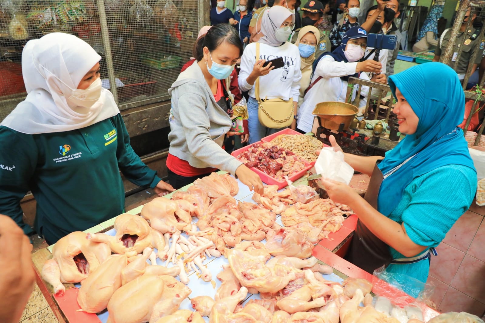 Gubernur Jawa Timur Khofifah Indar Parawansa mengujungi Pasar Soponyono Rungkut, Surabaya untuk memantau harga 
bahan pokok makanan,  Senin (26/9) pagi. 