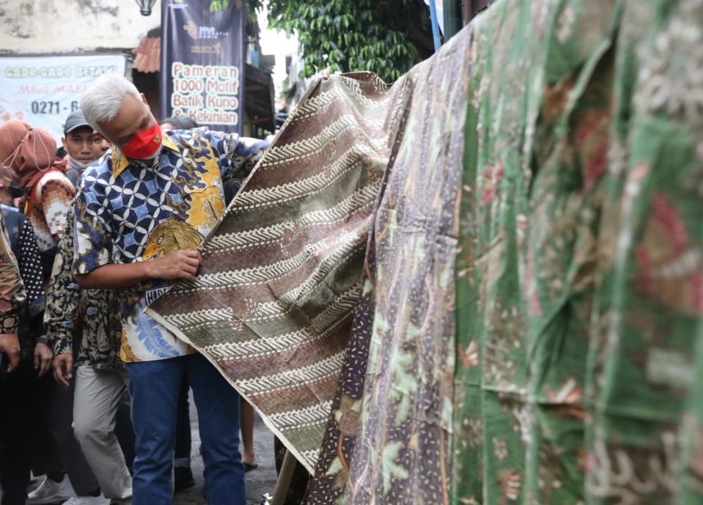 Gubernur Jawa Tengah Ganjar saat melihat pameran 1.000 motif batik kuno dan kekinian, dalam rangka Hari Batik Nasional 2022, di Kampung Wisata Batik Kauman Solo, Sabtu (1/10/2022).