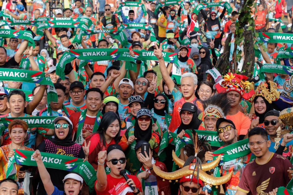 para pelari sudah bersiap di garis start. Mereka langsung heboh, saat Gubernur Jawa Tengah, Ganjar muncul di tengah-tengah peserta  di Benteng Rotterdam Makassar, Minggu (9/10/2022)
