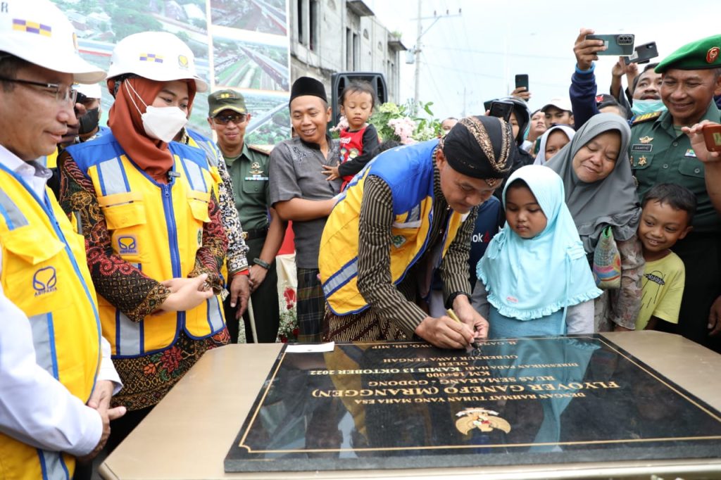 Gubernur Jawa Tengah Ganjar Pranowo meresmikan Fly Over Ganefo, Mranggen, Kamis (13/10/2022).