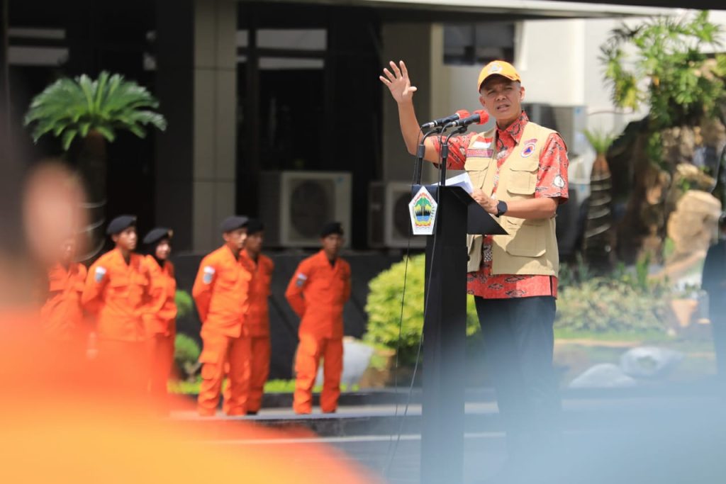 Gubernur Jawa Tengah Ganjar Pranowo saat memimpin apel kesiapsiagaan menghadapi ancaman bencana pada musim hujan 2022-2023, Jumat (14/10/2022). 