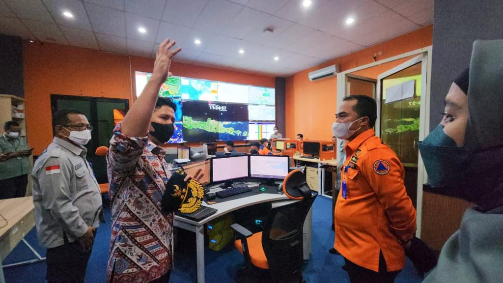 Wakil Gubernur Jatim Emil Elestianto Dardak melakukan pemantauan ke Pusat Informasi Bencana BPBD Jatim sekaligus melepas keberangkatan personil BPBD dan keperluan logistik ke titik banjir di Kabupaten Trenggalek.