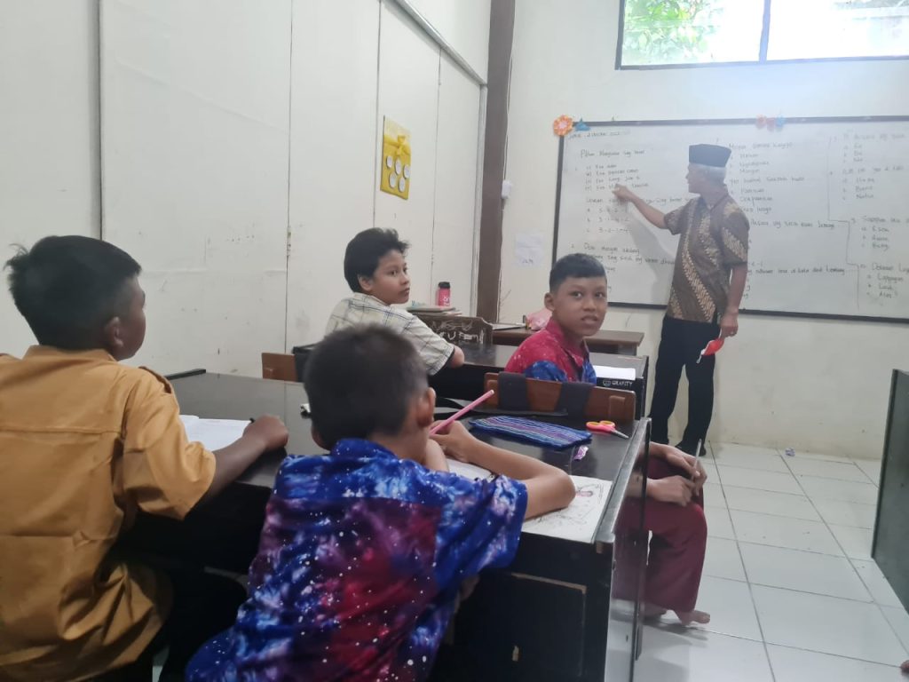 Gubernur Jawa Tengah Ganjar Pranowo mengunjungi Pondok Pesantren Anak Difabel Al Firdaus Desa Tampingan, Boja, Kendal, Jumat (21/10/2022).