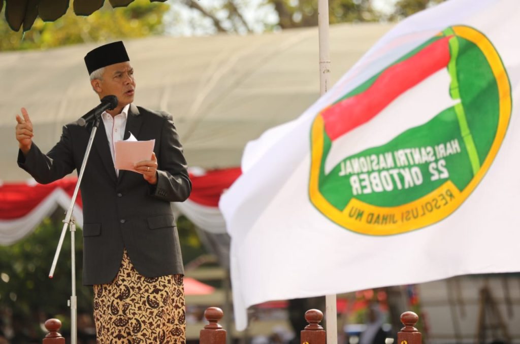 Gubernur Jawa Tengah Ganjar Pranowo menjadi inspektur upacara Peringatan Hari Santri 2022 di Lapangan Bandengan, Kabupaten Jepara, Sabtu (22/10/2022)