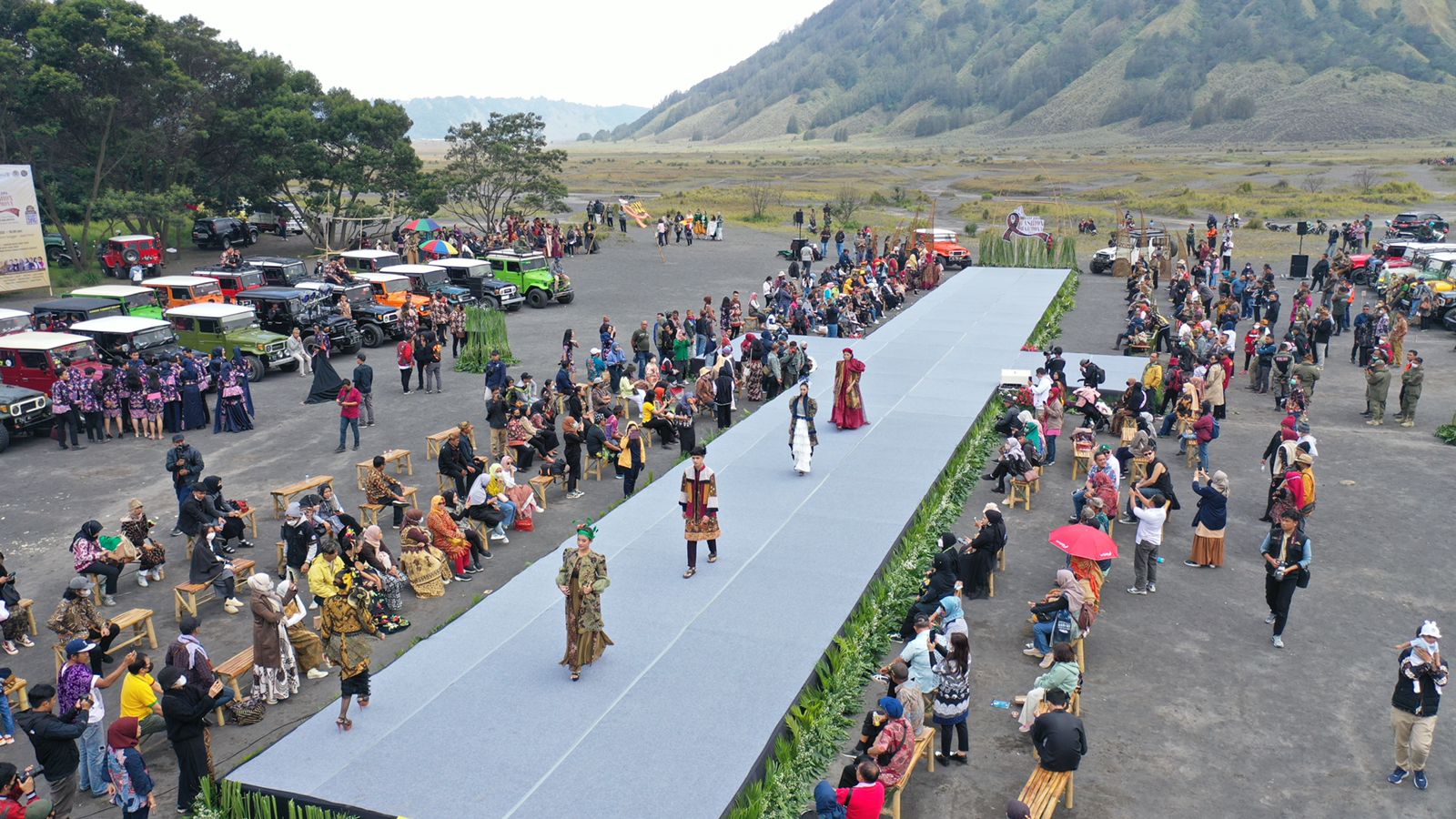 Helaran East Java Fashion Harmony (EJFH) 2022 di Segoro Wedhi Gunung Batok Kawasan Taman Nasional Bromo Tengger Semeru (TNBTS) pada Sabtu (3/12). 