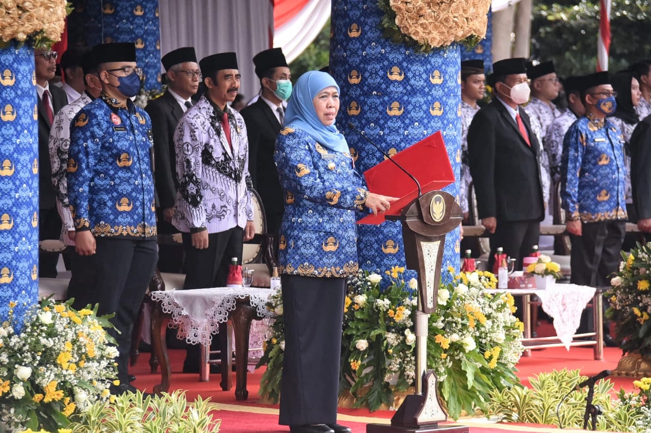 Upacara Peringatan Hari Guru Nasional, HUT ke-77 Persatuan Guru Republik Indonesia (PGRI) dan HUT ke-51 Korps Pegawai Republik Indonesia (KORPRI) di halaman Gedung Negara Grahadi, Senin (5/12) pagi.